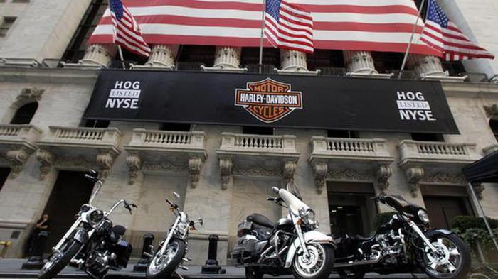 Apakah pajak dan bea cukai mempengaruhi harga tinggi motor Harley Davidson di Indonesia?