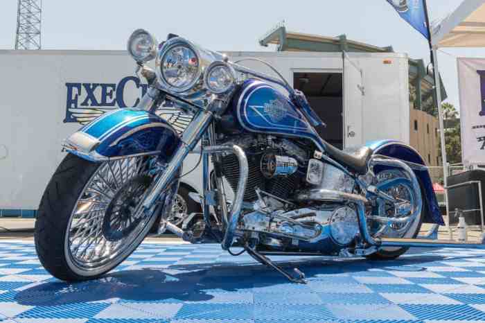 Apakah pajak dan bea cukai mempengaruhi harga tinggi motor Harley Davidson di Indonesia?