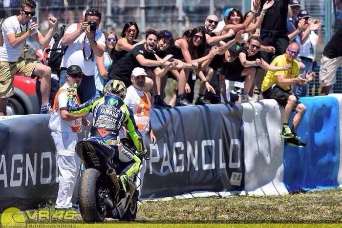 Hubungan Valentino Rossi dengan para penggemar dan media