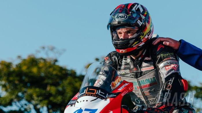 Isle tt man dan kneen died crash dies superbike has rider during practice racer qualifying star shop iomtt session article