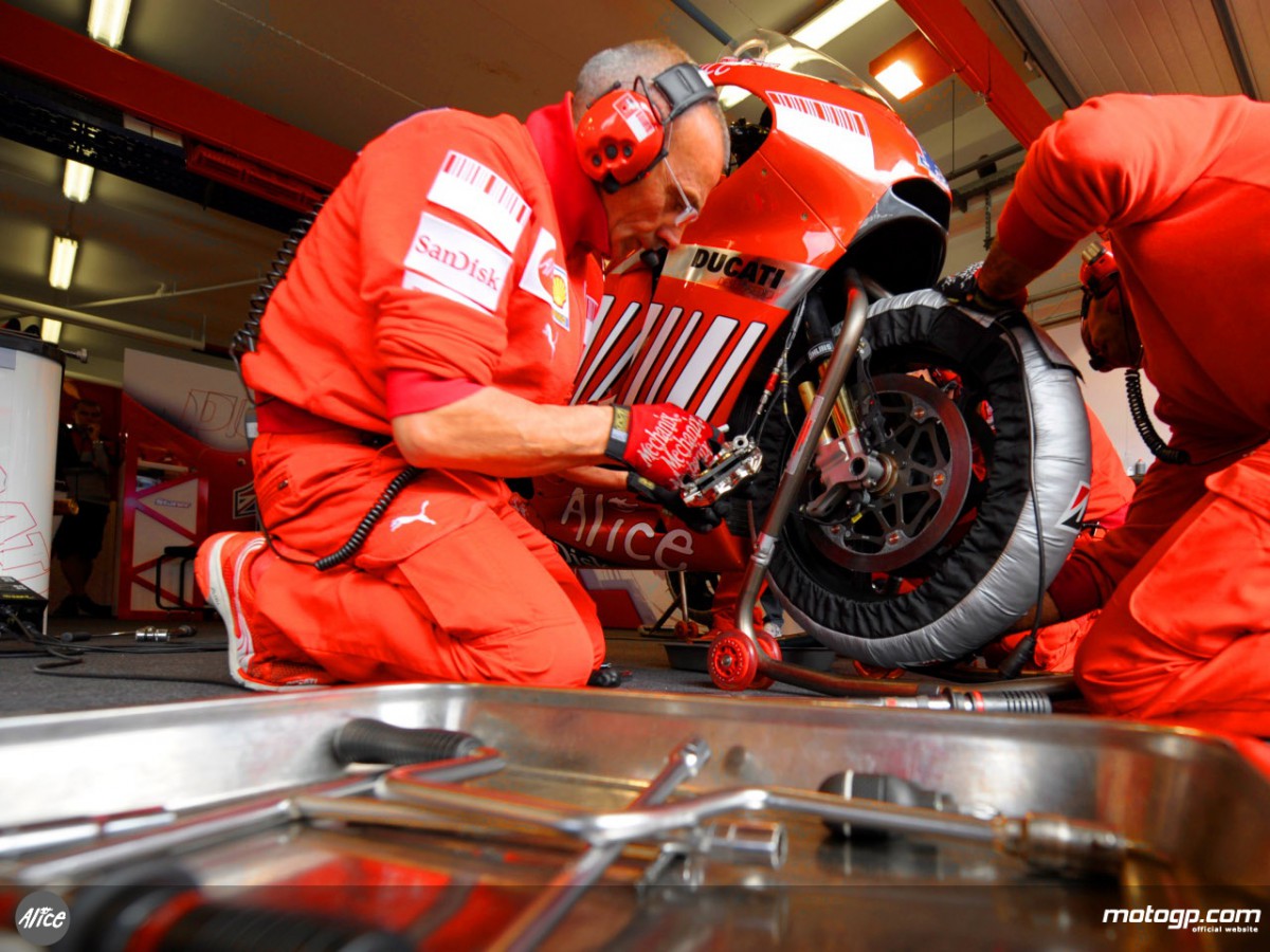 Batasan jumlah mekanik dan kru di garasi motogp