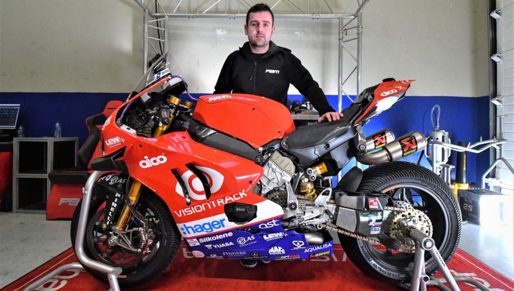 Perlengkapan balap Michael Dunlop yang digunakan di Isle of Man TT