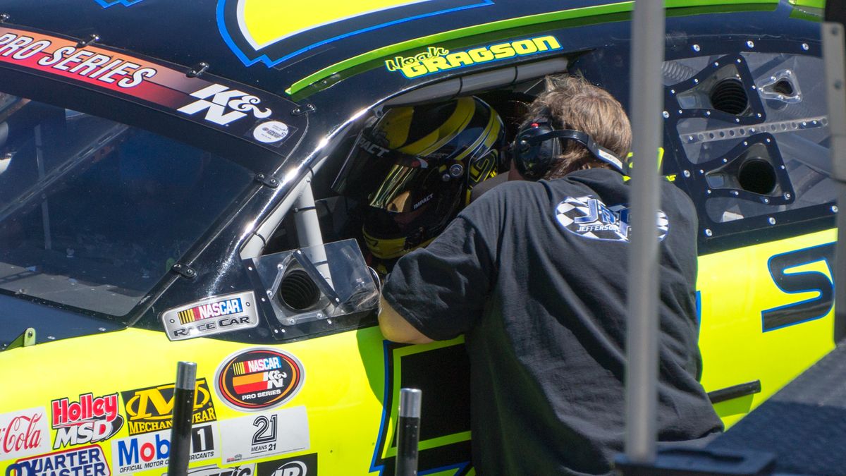 Bagaimana pengaruh teknologi terhadap performa pembalap NASCAR modern?