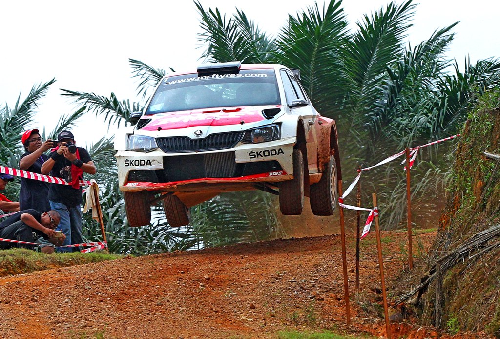 Tantangan finansial yang dihadapi pembalap rally muda berbakat.