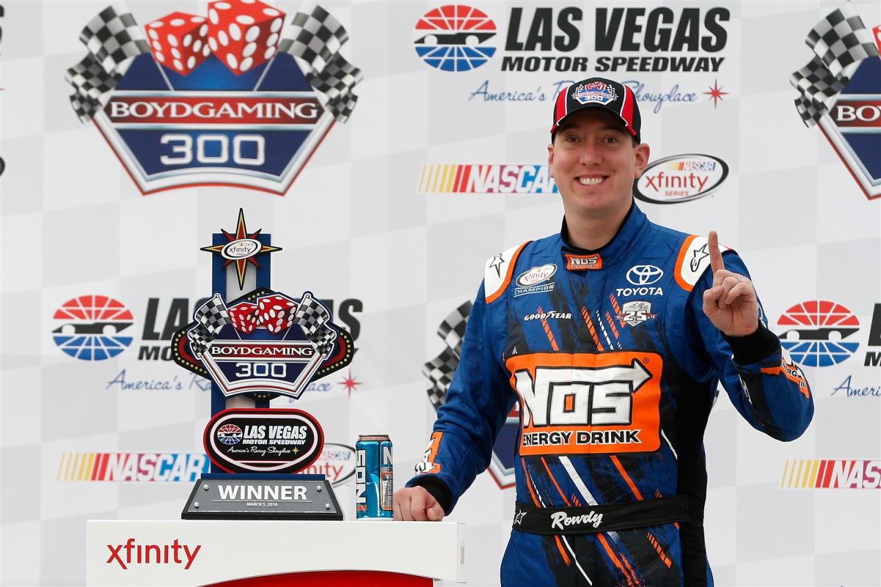 Bagaimana perbandingan prestasi pembalap NASCAR senior dan junior saat ini?