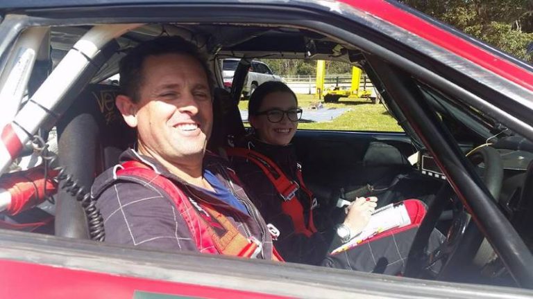 Peran navigator dalam kesuksesan tim balap rally profesional.