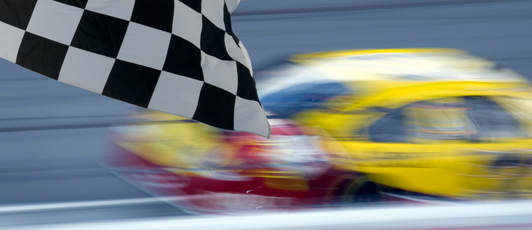 Perkembangan teknologi safety pada mobil balap NASCAR dan dampaknya pada pembalap.